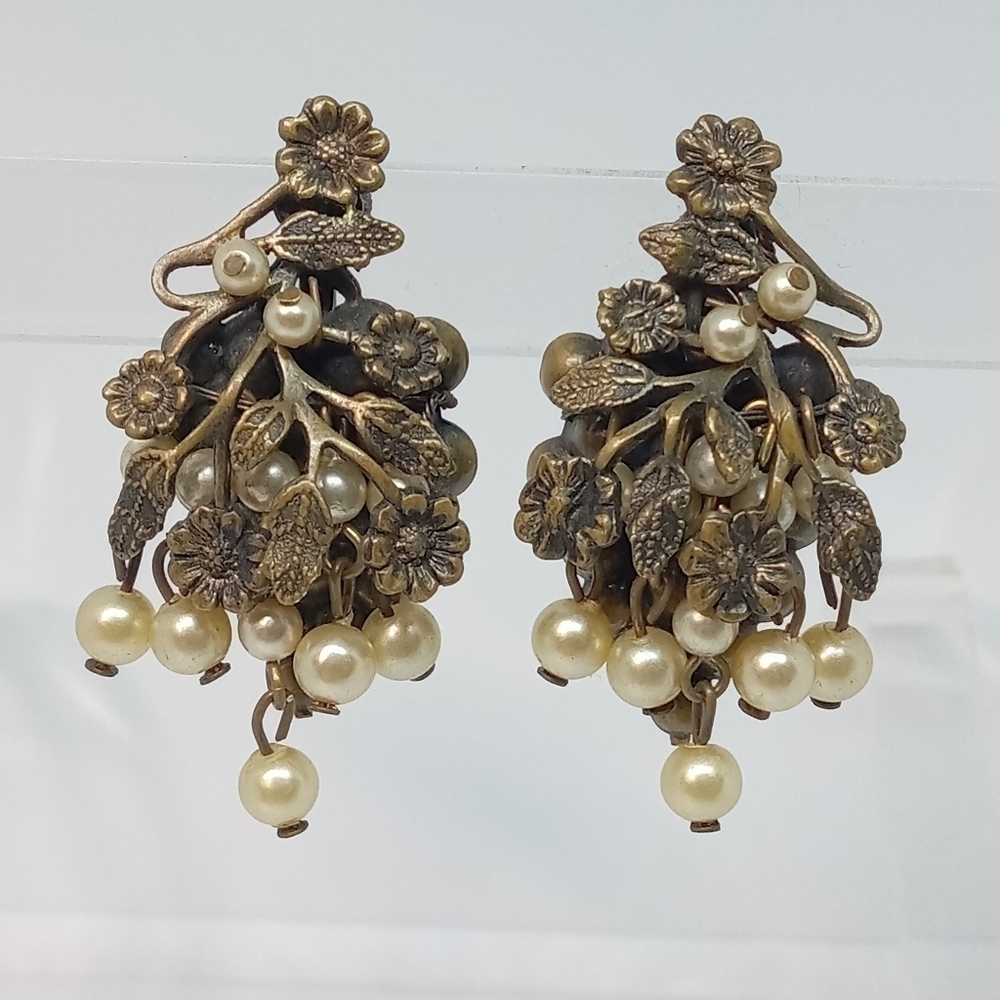 * vintage faux pearls grape flowers screwback earrings